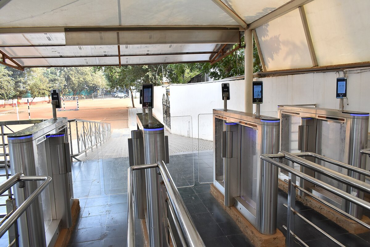 A portaria do clube não tem como saber quem está em dia